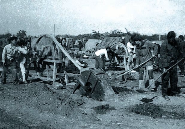 1969年濟(jì)鋼恢復(fù)生產(chǎn)時(shí)熱火朝天的勞動(dòng)場景_副本